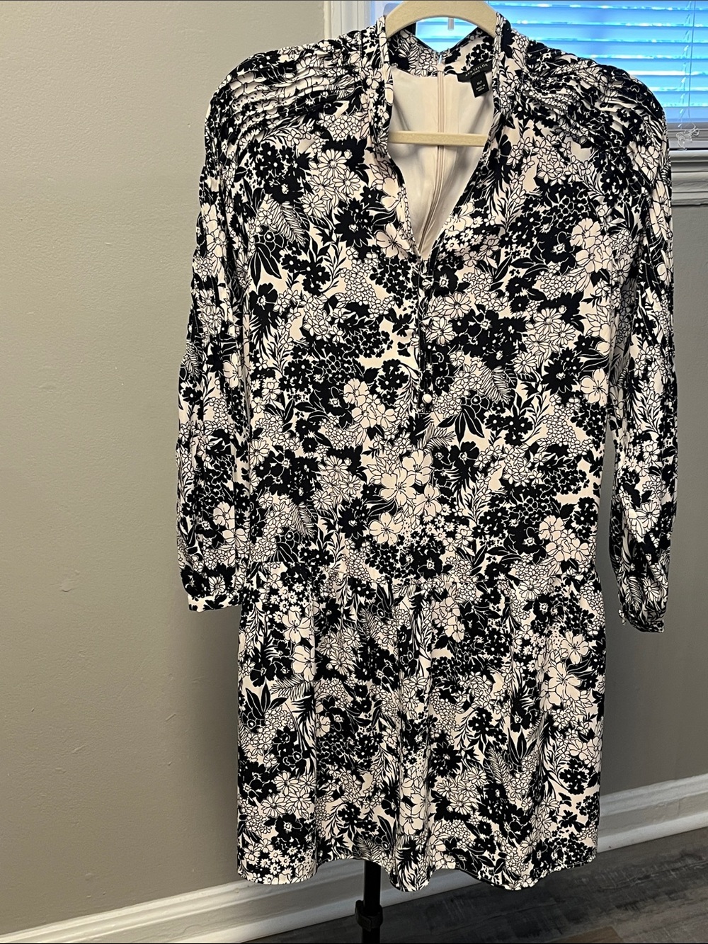 Ann Taylor Black & White Floral Button-Front Women's Dress(between 14/16)